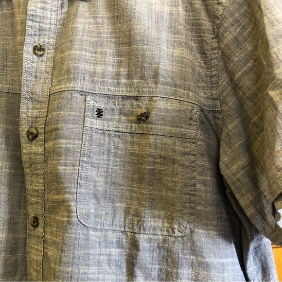 Men's IZOD Shirt Size Large / Saltwater Relaxed Fit / Blue Short Sleeves - Picture 3 of 8